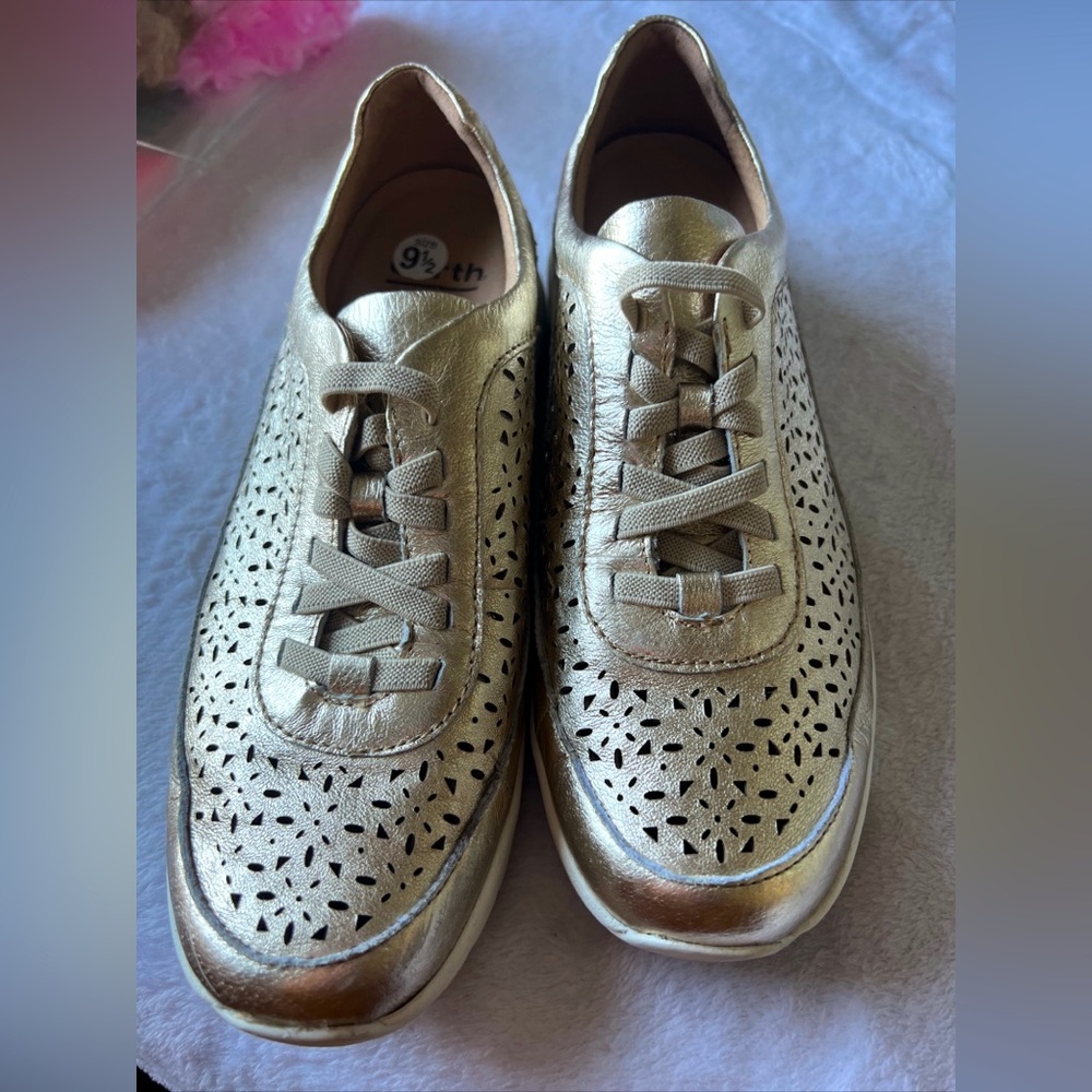 Earth Nimble Viva Sneakers.  Metallica Gold Leather Slip on shoes.  Size‎ 9.5